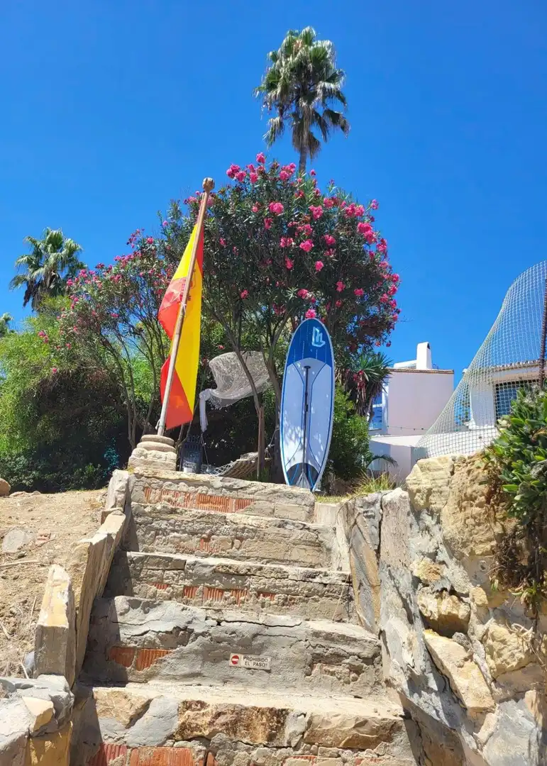 Vista exterior de Casa o xalet en venda en Estepona amb Aire condicionat, Jardí privat i Terrassa