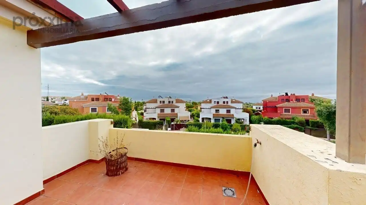Terrassa de Casa adosada en venda en Guillena amb Jardí privat, Traster i Piscina comunitària