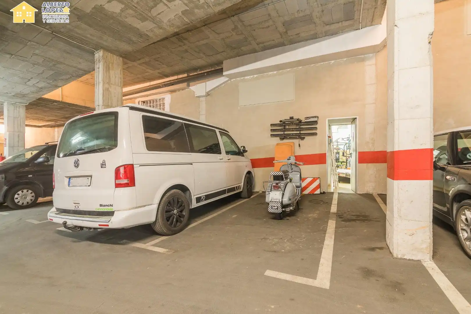Parking de Casa adosada en venta en Elche / Elx con Aire acondicionado, Calefacción y Balcón