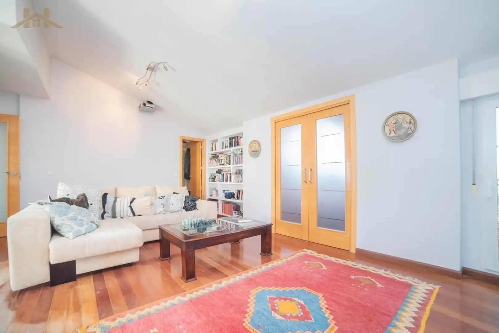 Sala d'estar de Casa adosada en venda en Tres Cantos amb Aire condicionat, Calefacció i Jardí privat