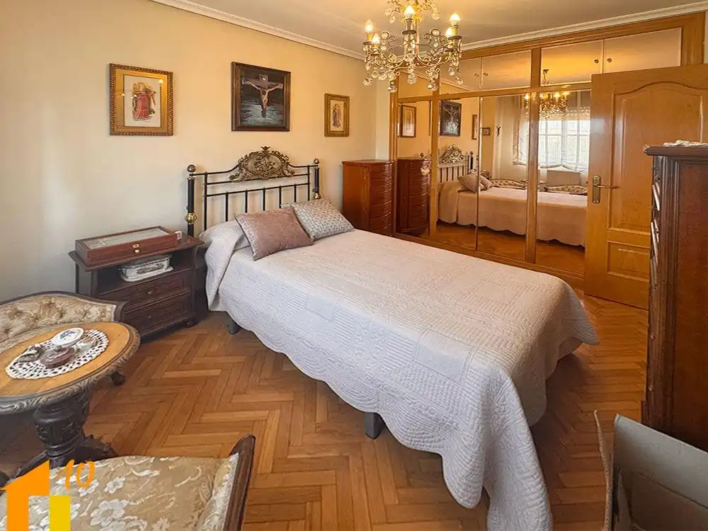 Habitación de Apartamento en venta en Burgos con Calefacción y Trastero