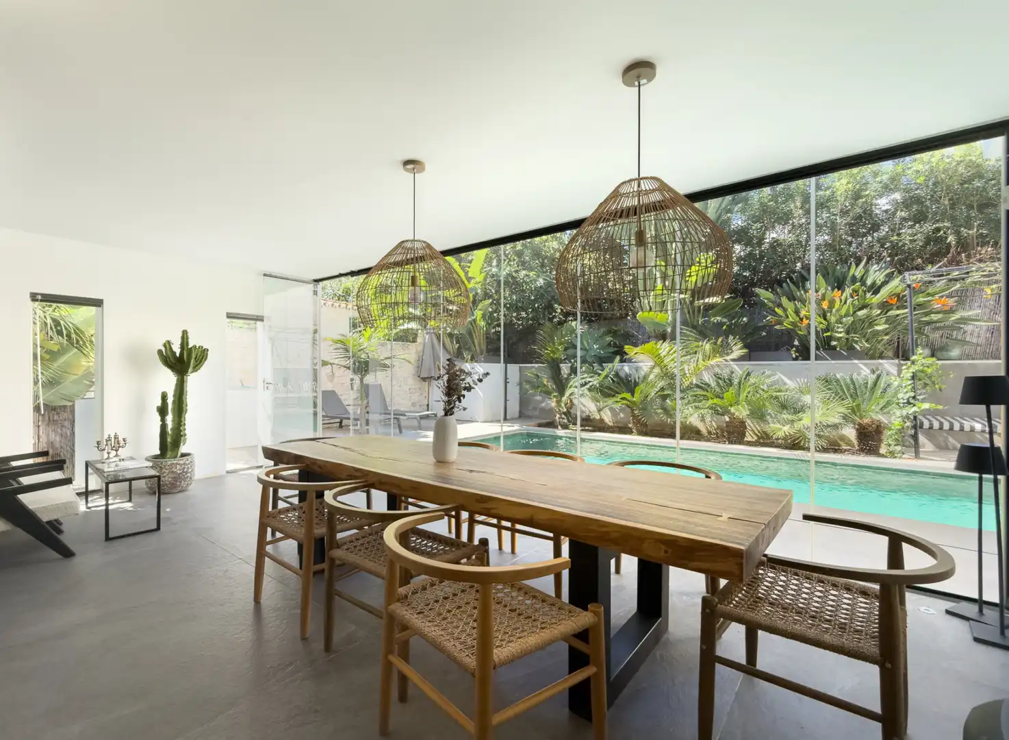 Menjador de Casa o xalet en venda en Marbella amb Aire condicionat, Jardí privat i Terrassa