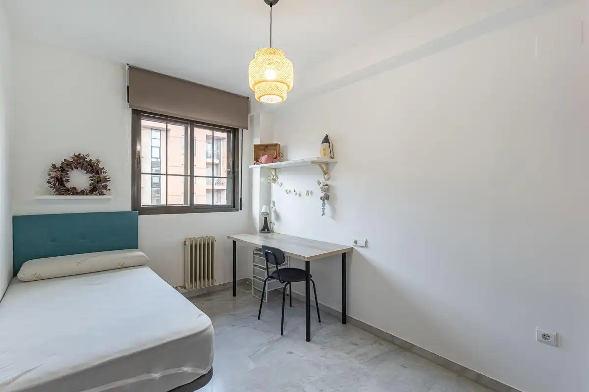 Bedroom of Flat for sale in Granada  with Air Conditioner, Heating and Community pool