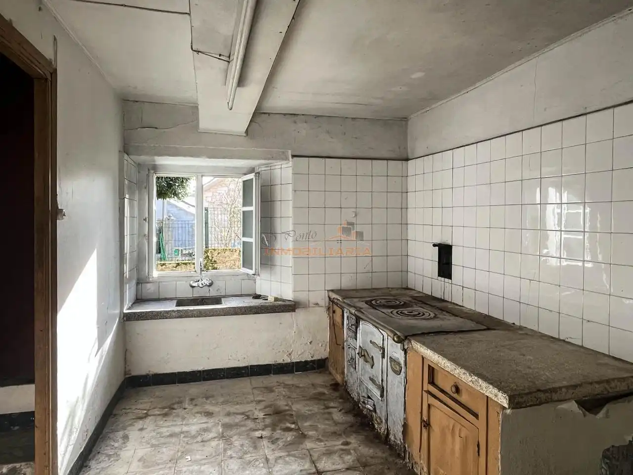 Houses for sale in A Capela