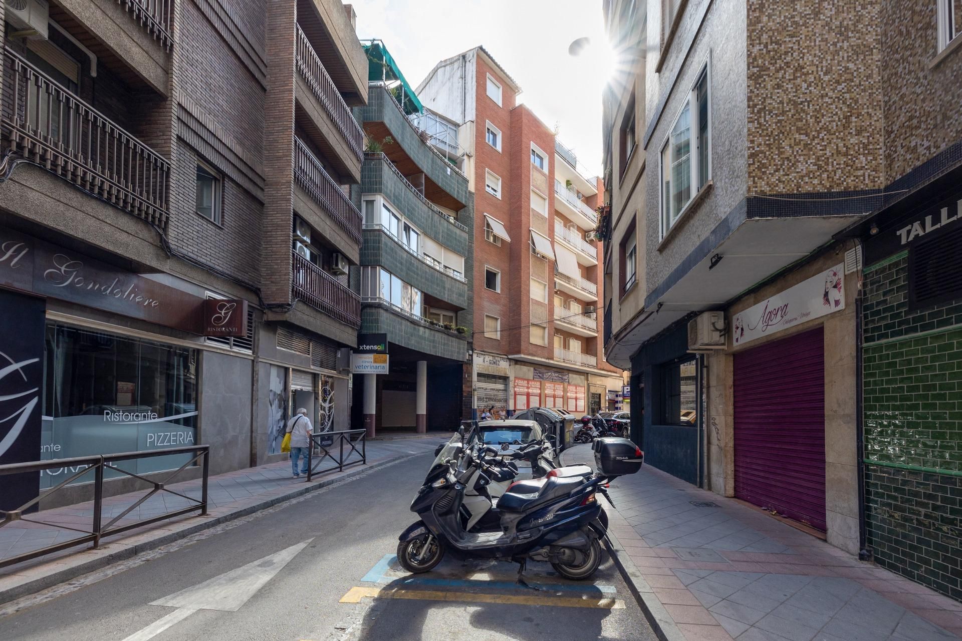 Vista exterior de Dúplex en venda en  Granada Capital amb Calefacció, Parquet i Balcó