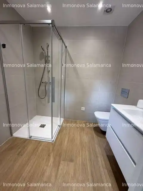 Bathroom of Apartments for rent in Salamanca  with Air Conditioner, Heating and Furnished
