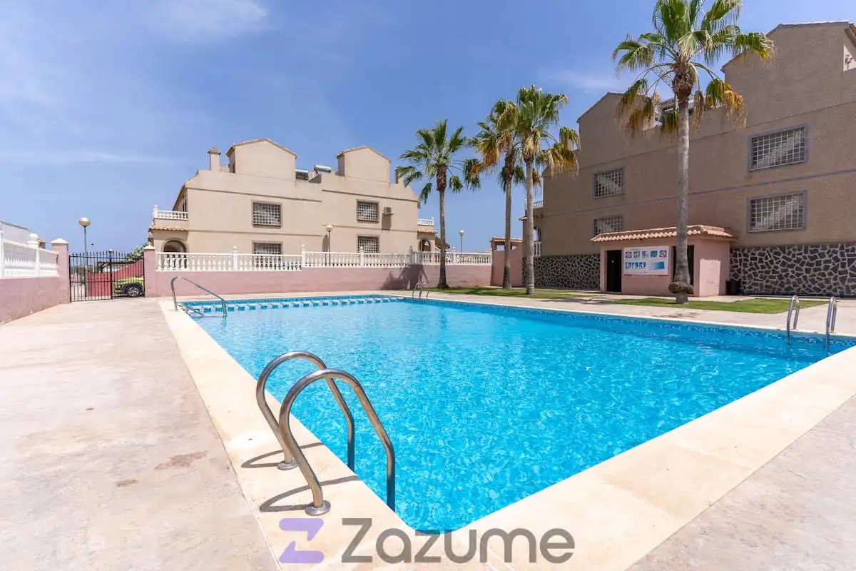 Piscina de Casa adosada de lloguer en Santa Pola amb Aire condicionat, Calefacció i Jardí privat