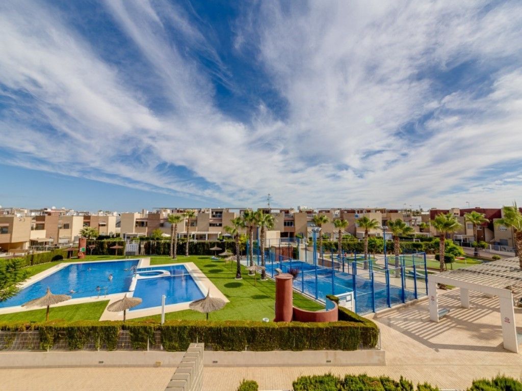 Piscina de Casa adosada en venda en Torrevieja amb Aire condicionat, Calefacció i Forn