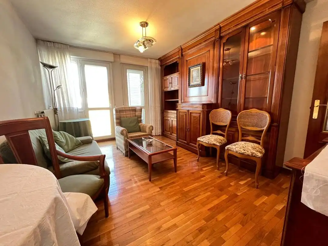 Sala d'estar de Pis en venda en  Pamplona / Iruña amb Calefacció, Traster i Moblat