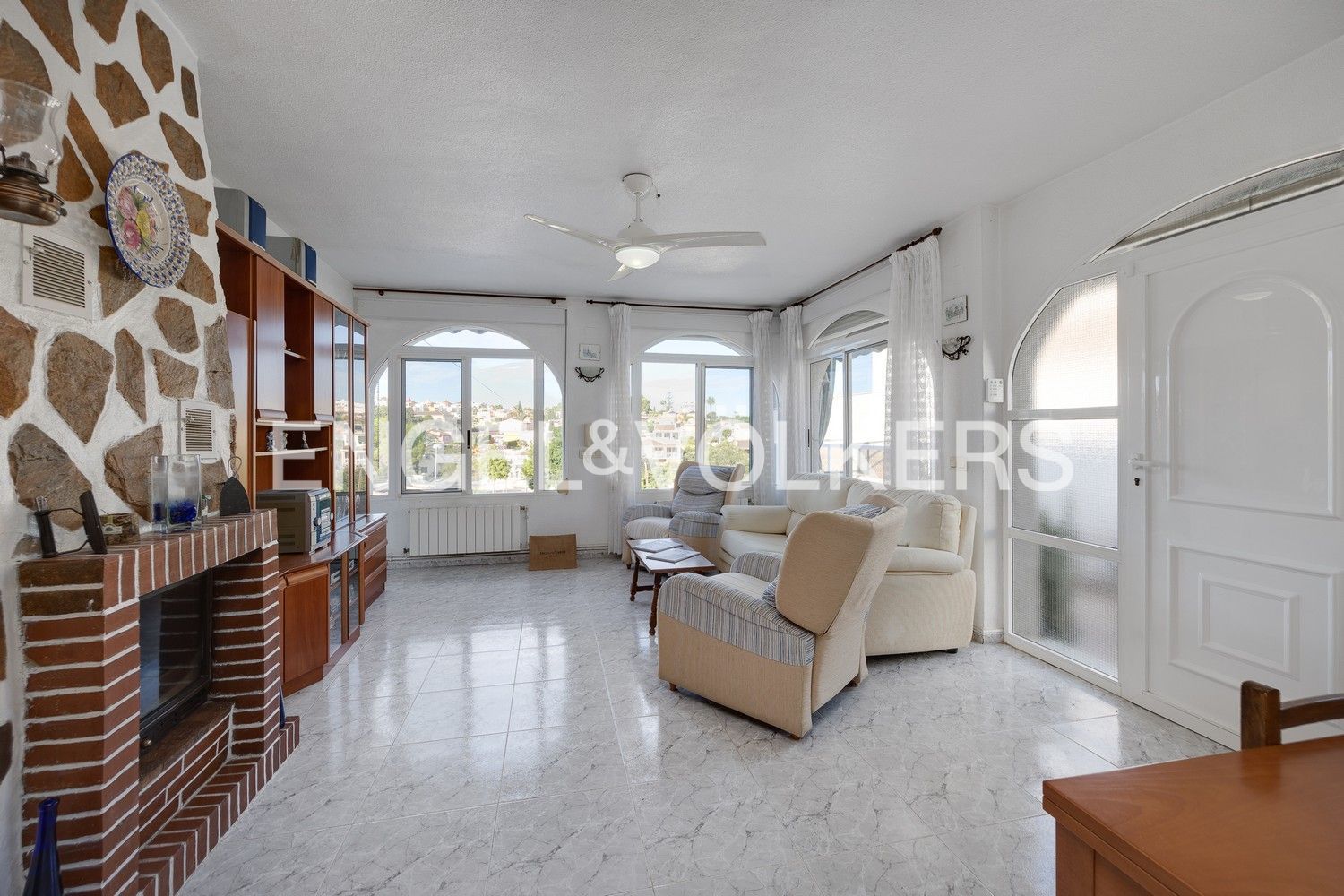 Sala de estar de Casa adosada en venta en Torrevieja con Aire acondicionado, Calefacción y Jardín privado