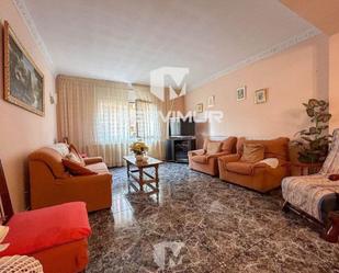 Sala d'estar de Pis en venda en Vic amb Calefacció, Terrassa i Moblat