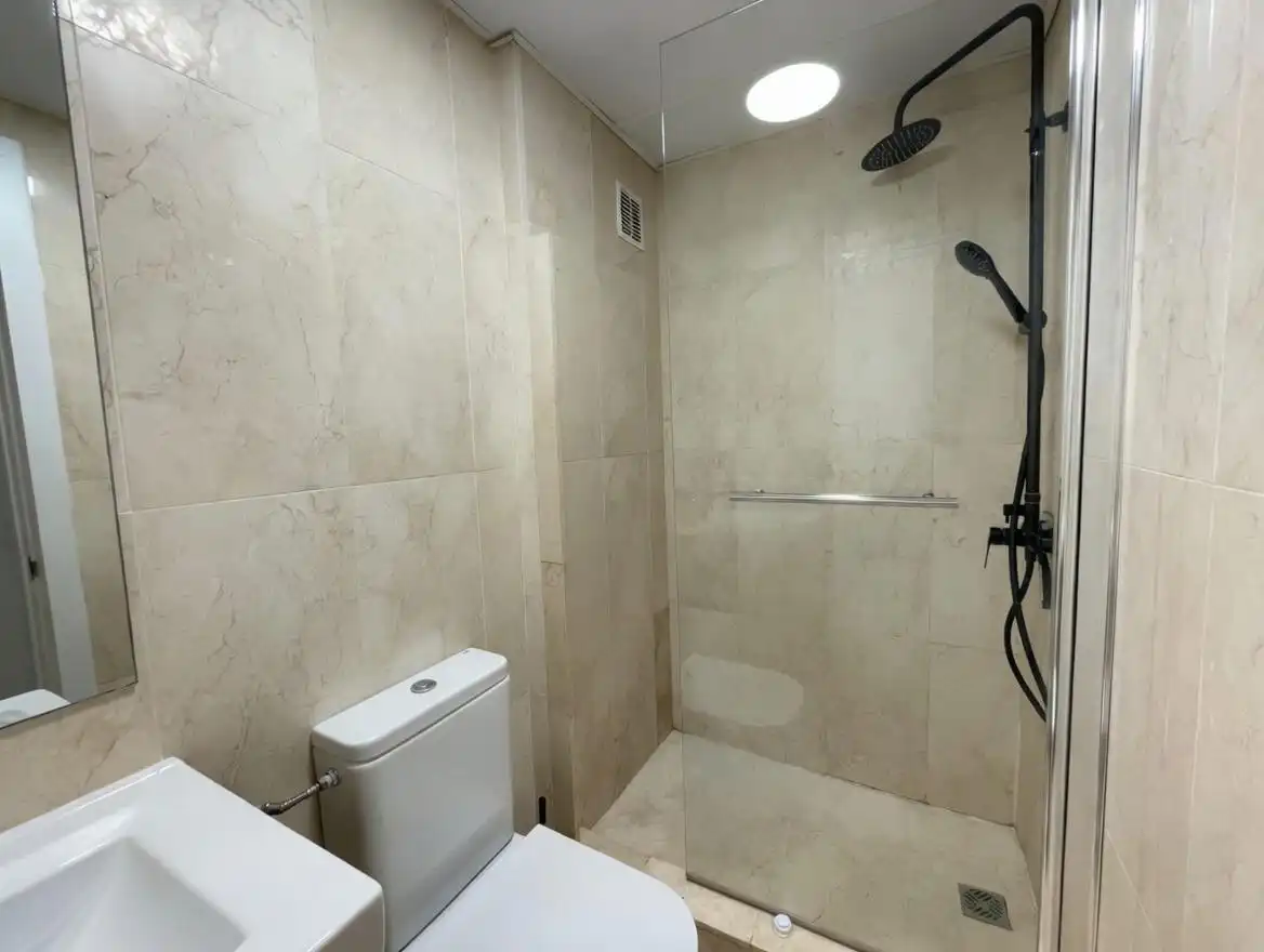 Baño de Apartamento en venta en Benalmádena con Aire acondicionado, Calefacción y Terraza