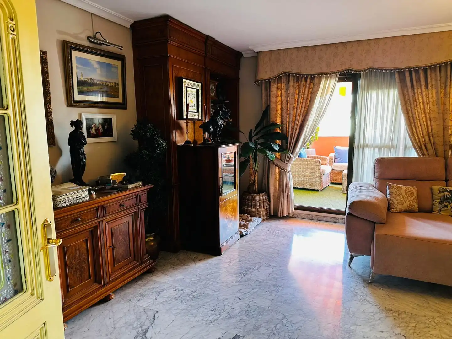 Sala d'estar de Àtic en venda en Córdoba amb Aire condicionat, Jardí privat i Terrassa