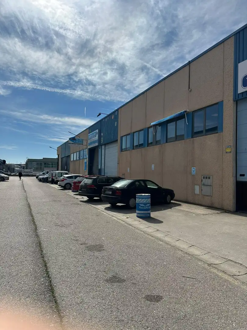 Außenansicht von Fabrikhallen zur Miete in Burgos