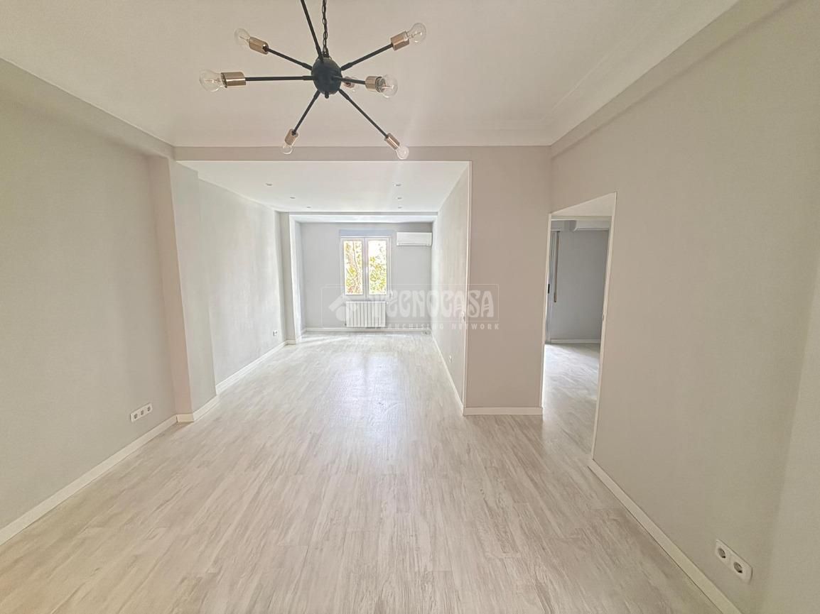 Sala d'estar de Pis de lloguer en  Madrid Capital amb Calefacció, Parquet i Terrassa