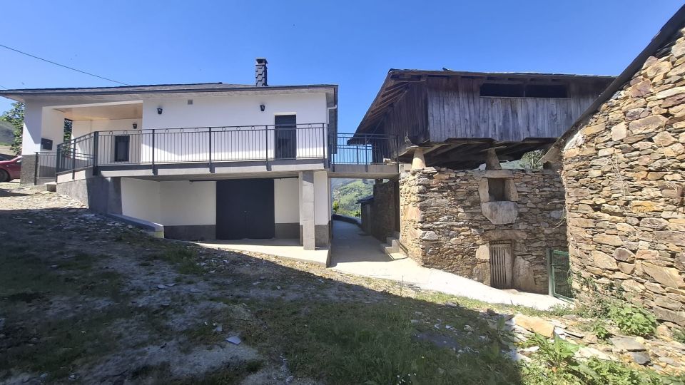 Vista exterior de Casa o xalet de lloguer en Villayón amb Calefacció, Terrassa i Balcó