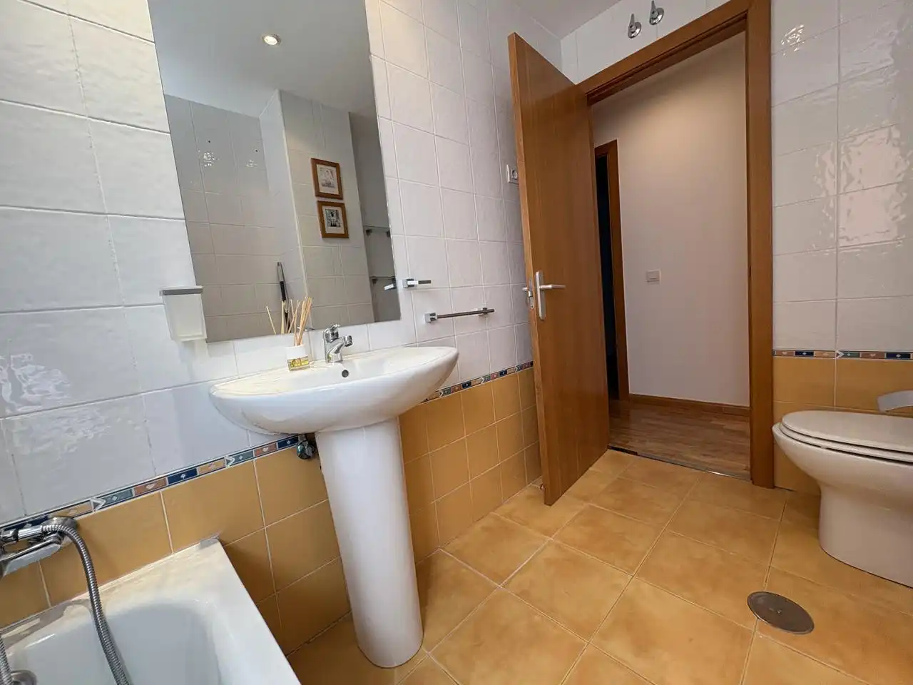 Baño de Piso en venta en Madrid con Calefacción, Terraza y Trastero