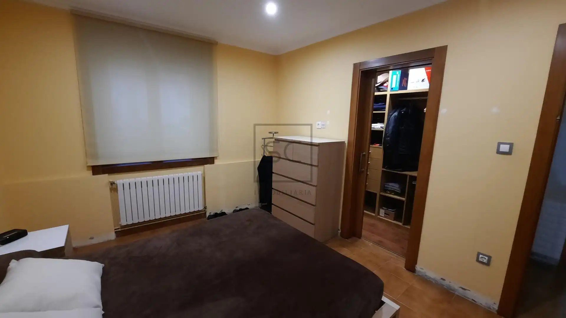 Schlafzimmer von Einfamilien-Reihenhaus zum Verkauf in Neda mit Heizung, Privatgarten und Alarm