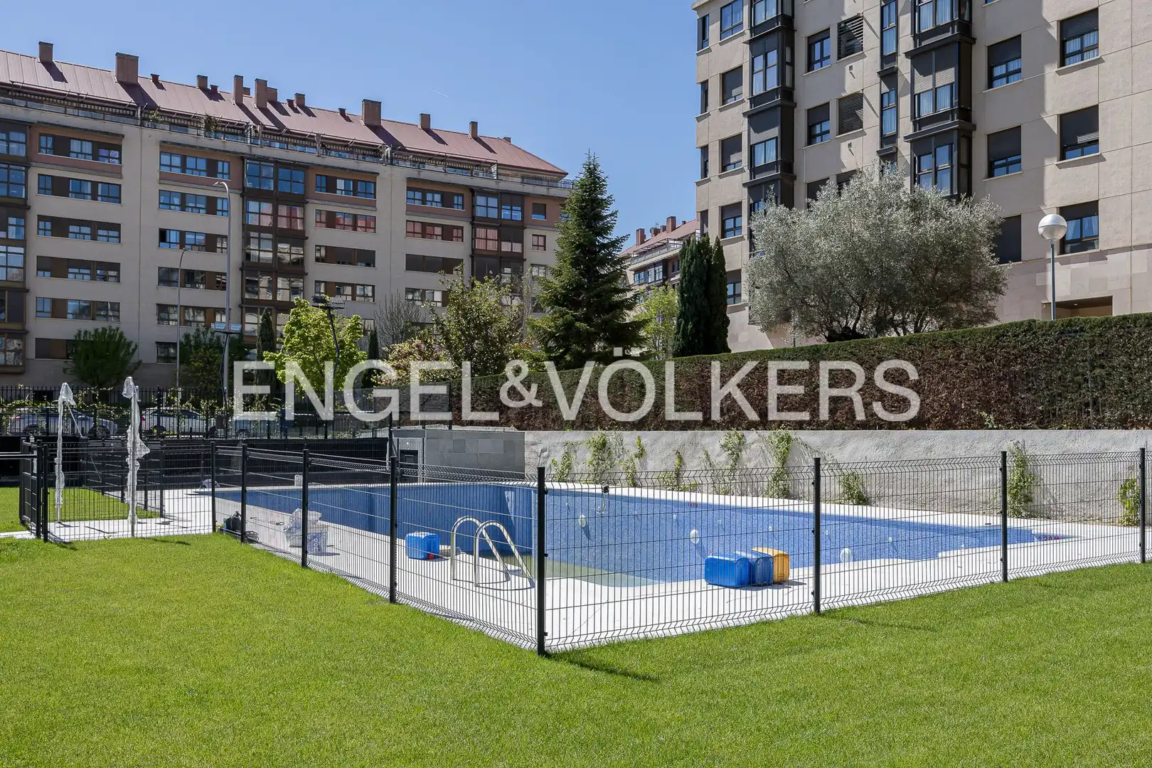 Piscina de Piso en venta en Madrid con Calefacción, Trastero y Piscina