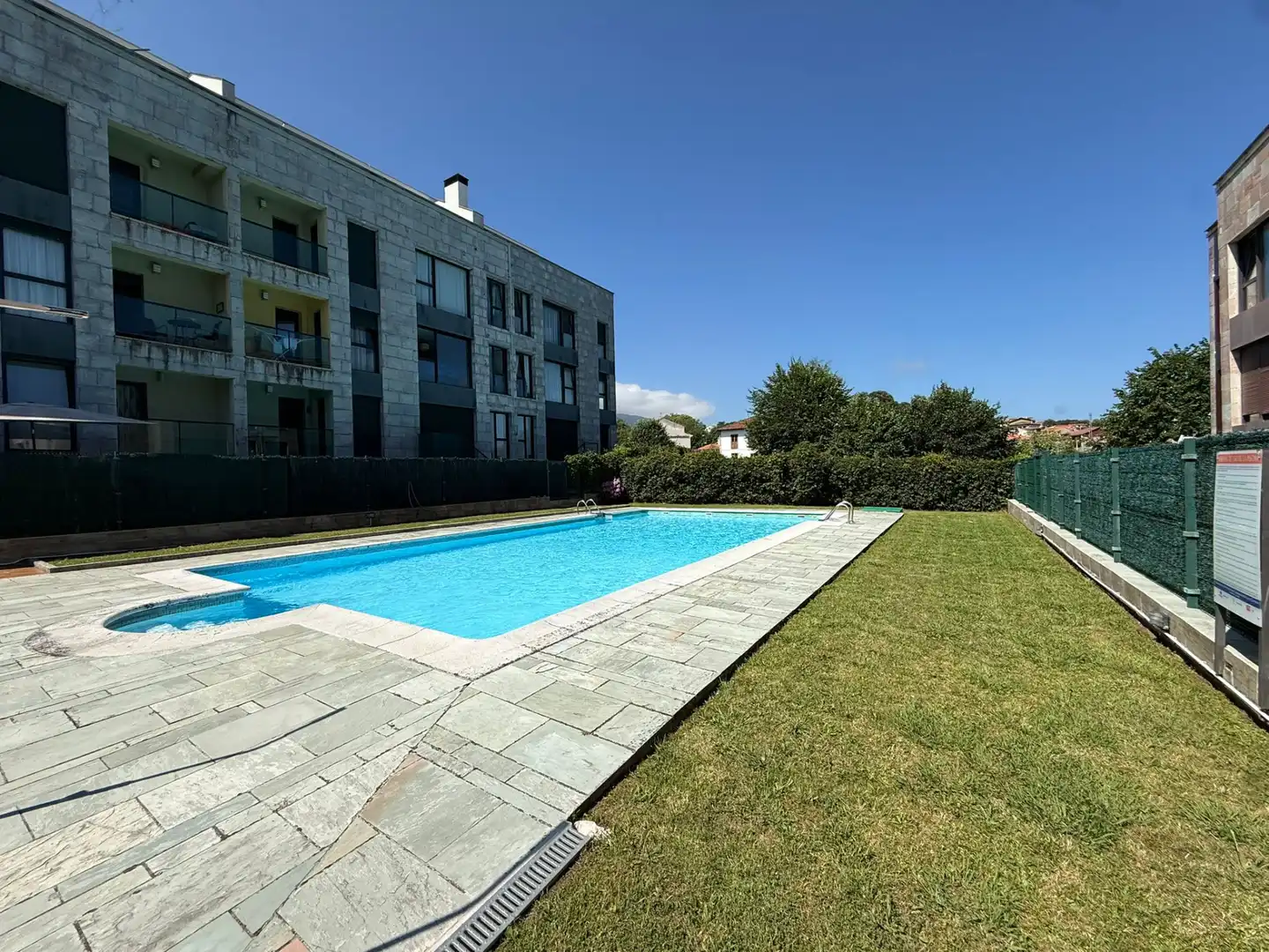 Schwimmbecken von Dachboden zum Verkauf in Llanes mit Heizung, Terrasse und Abstellraum