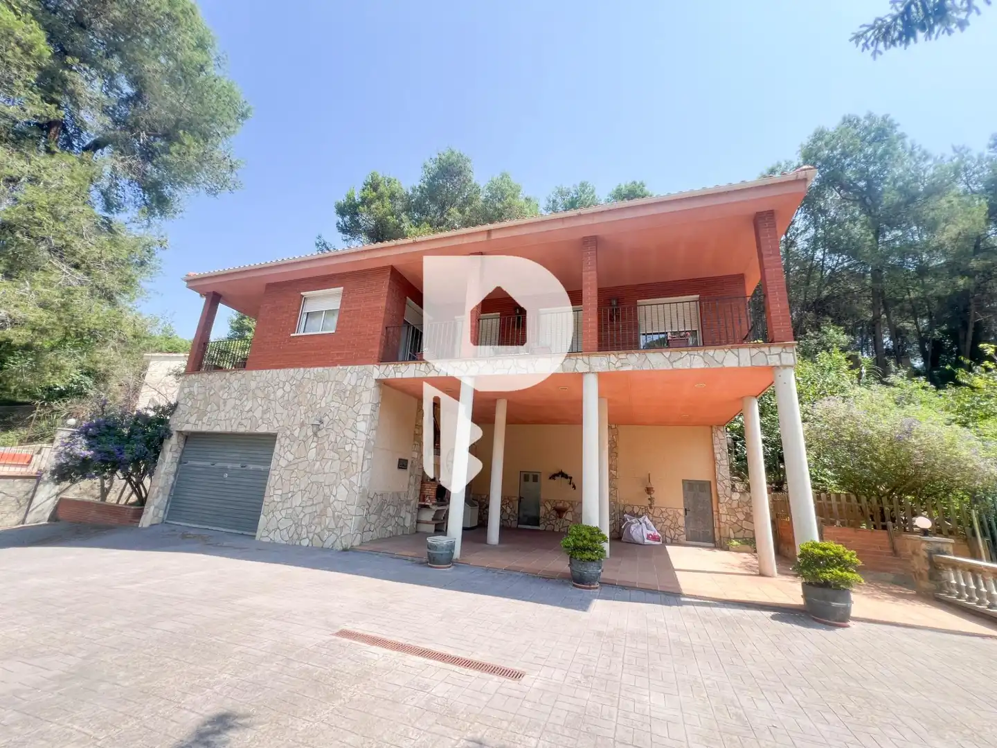 Vista exterior de Casa o xalet en venda en Vallirana amb Aire condicionat, Calefacció i Jardí privat