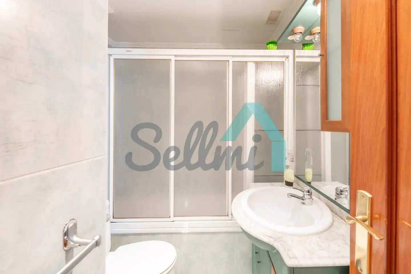 Bathroom of Flat for sale in Oviedo   with Heating, Parquet flooring and Storage room