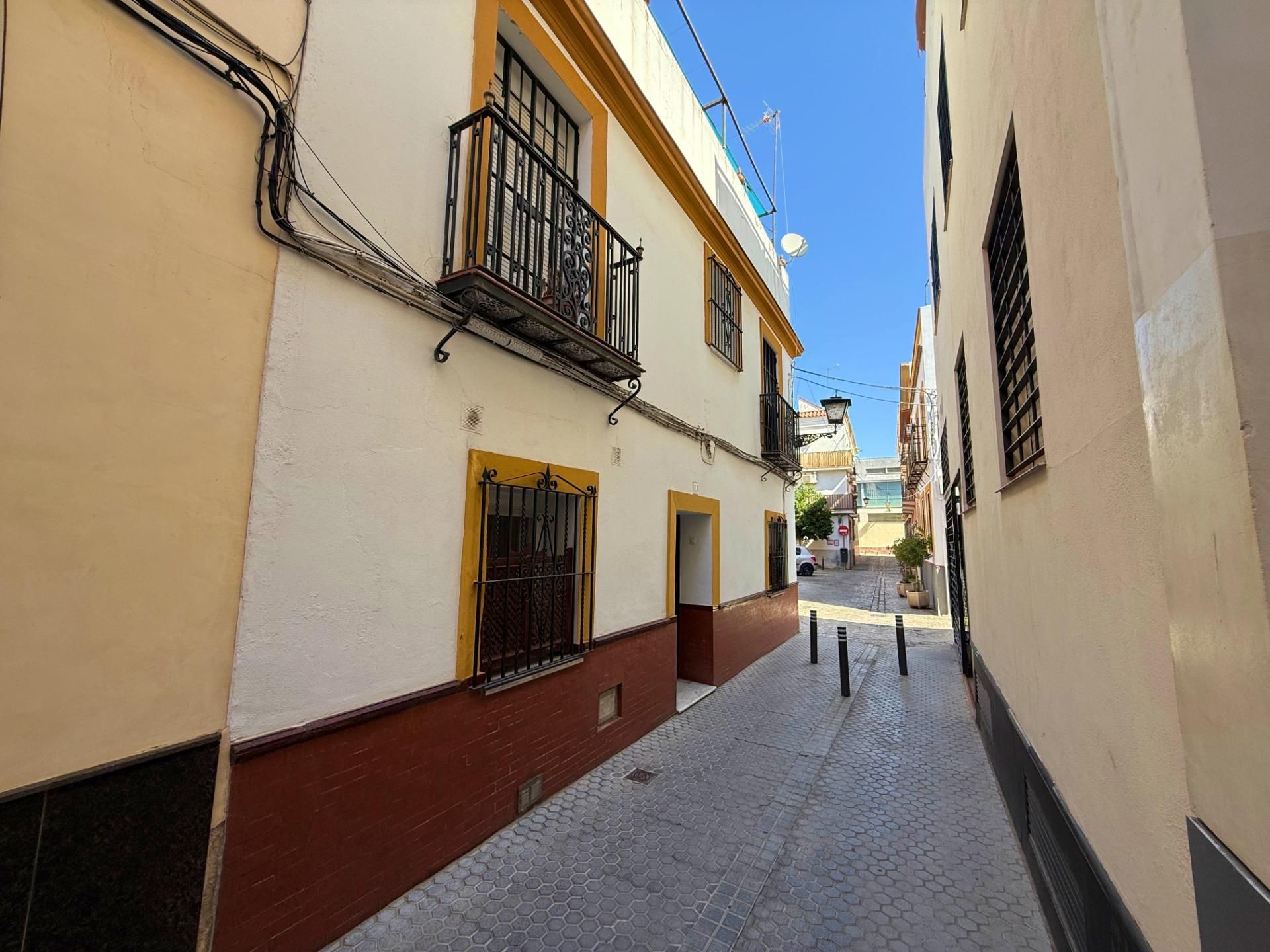 Exterior view of Single-family semi-detached for sale in  Sevilla Capital  with Air Conditioner and Balcony
