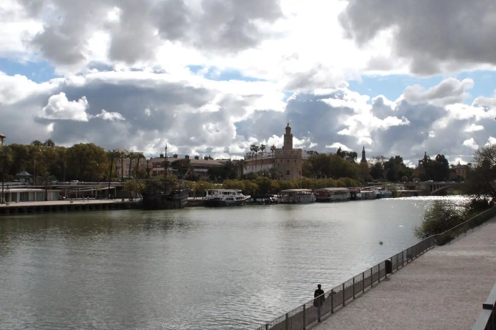 Commercial properties for rent in Calle Betis, Triana Casco Antiguo
