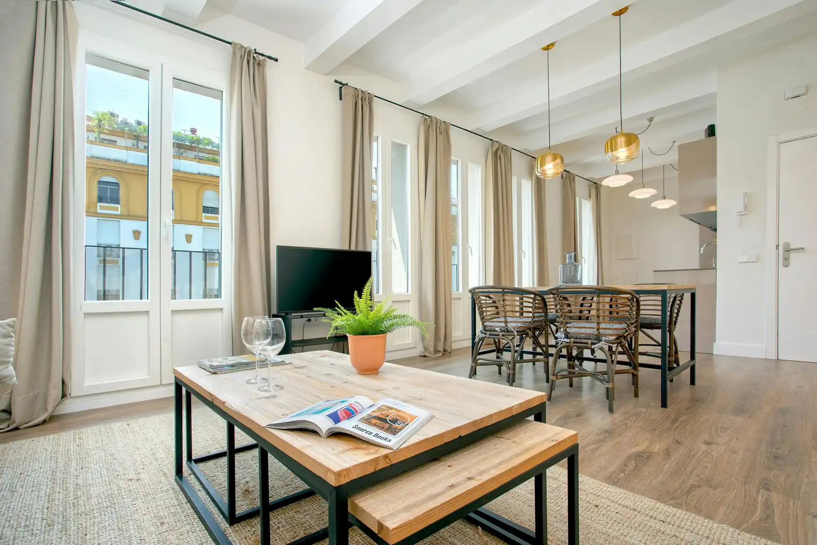 Living room of Flat for rent in Sevilla  with Air Conditioner, Heating and Washing machine