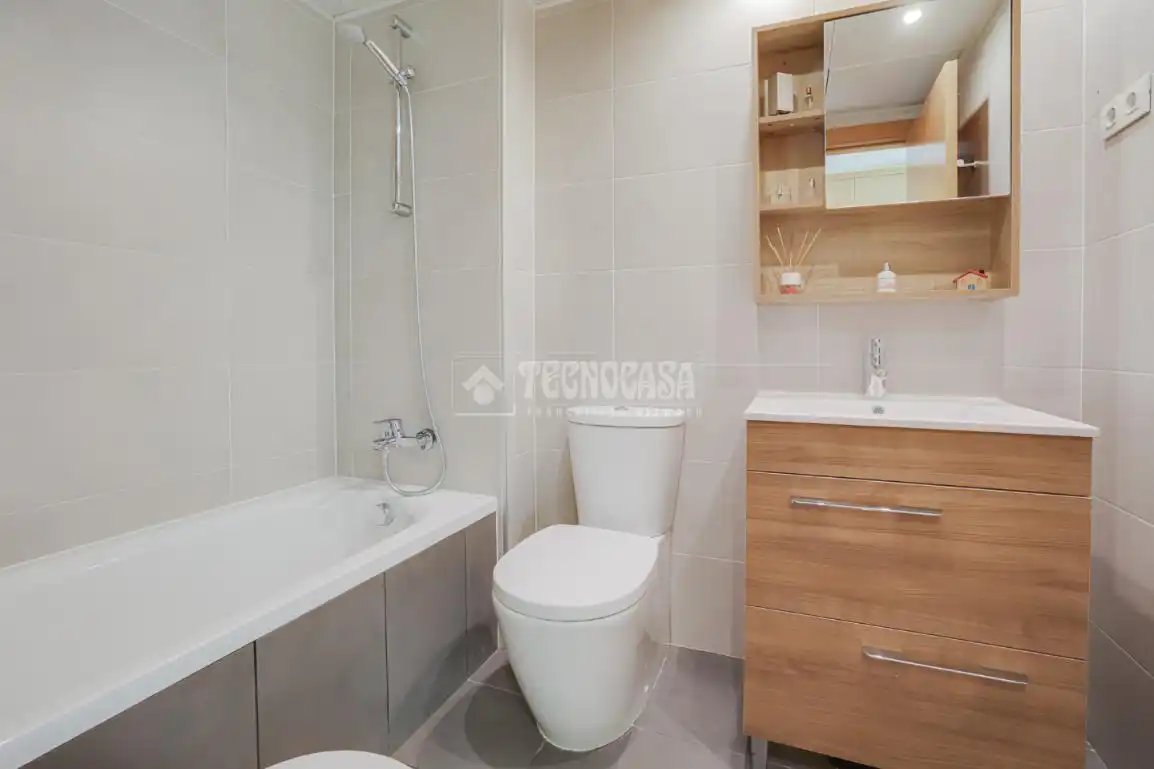 Baño de Piso en venta en L'Hospitalet de Llobregat con Aire acondicionado, Calefacción y Balcón
