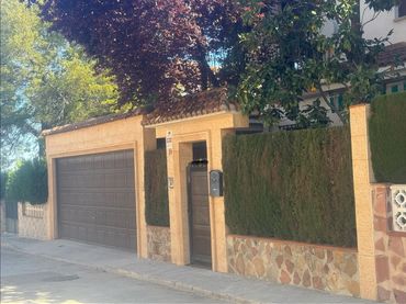 Casa aparellada amb balcó en venda a Almodóvar del Campo