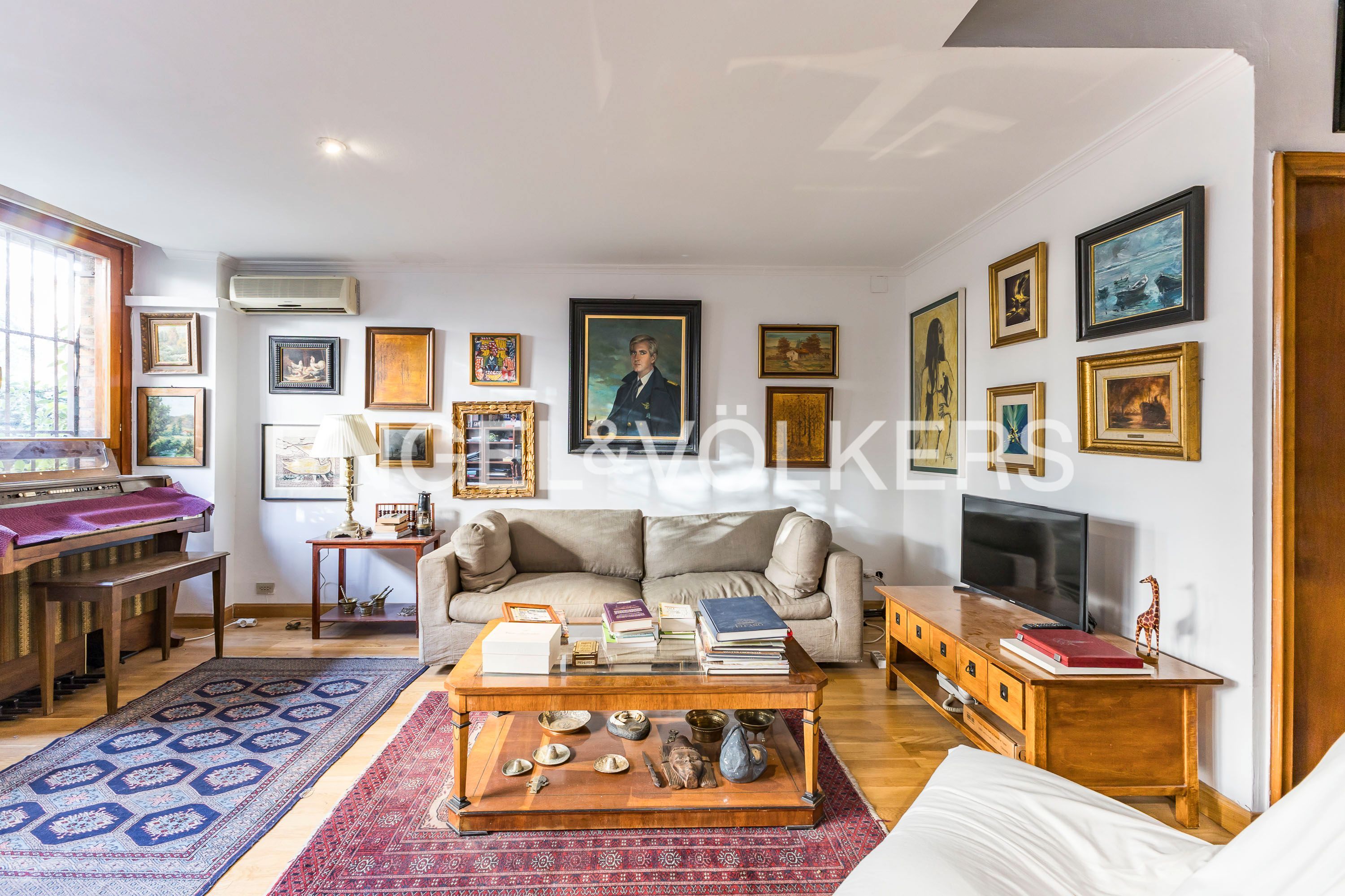 Living room of Apartment for sale in  Madrid Capital  with Heating, Private garden and Swimming Pool