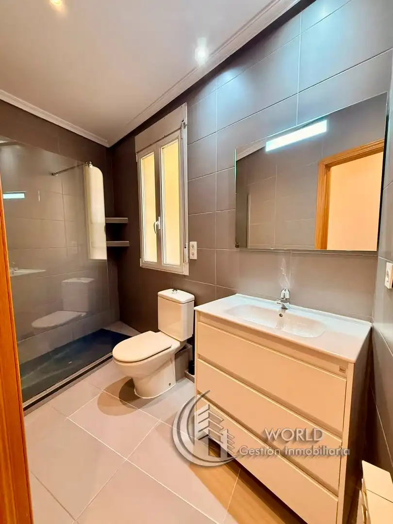 Bathroom of Flat for sale in Madrid  with Air Conditioner and Heating