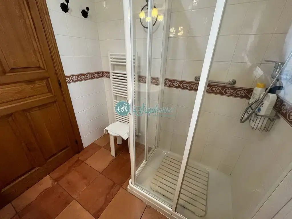 Bany de Casa o xalet de lloguer en Palazuelos de Eresma amb Calefacció, Terrassa i Moblat