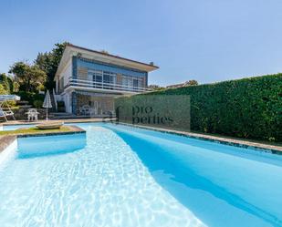 Vista exterior de Casa o xalet en venda en Vigo  amb Terrassa i Piscina