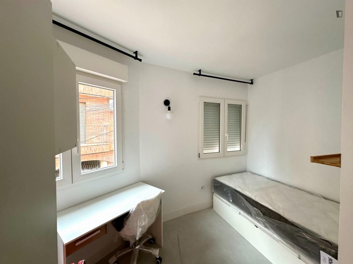 Dormitori de Apartament per a compartir en Villanueva de la Cañada amb Aire condicionat, Calefacció i Moblat