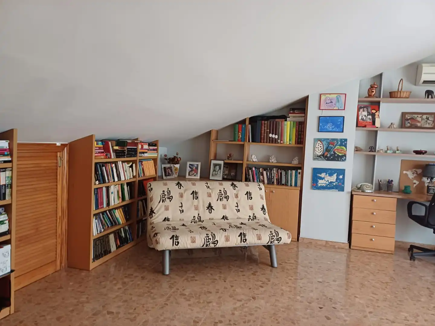 Wohnzimmer von Einfamilien-Reihenhaus zum Verkauf in Castellbisbal mit Klimaanlage, Heizung und Privatgarten