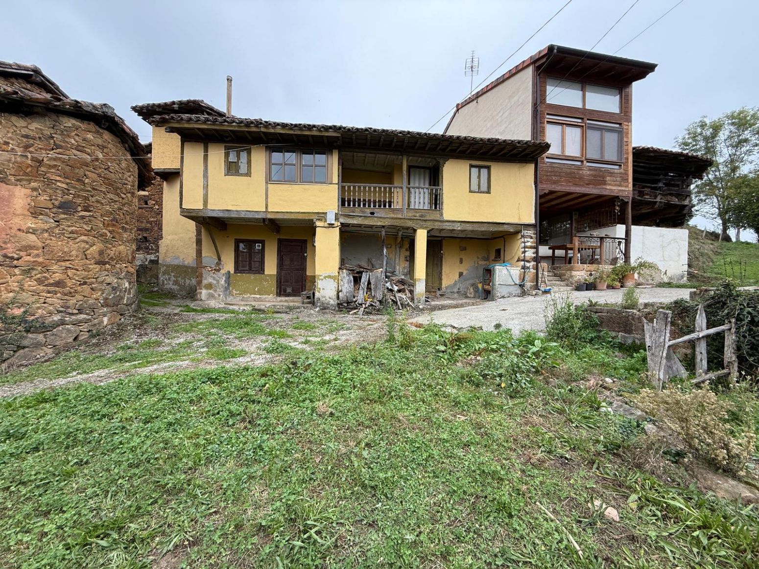 Vista exterior de Casa adosada en venda en Piloña amb Calefacció, Traster i Balcó