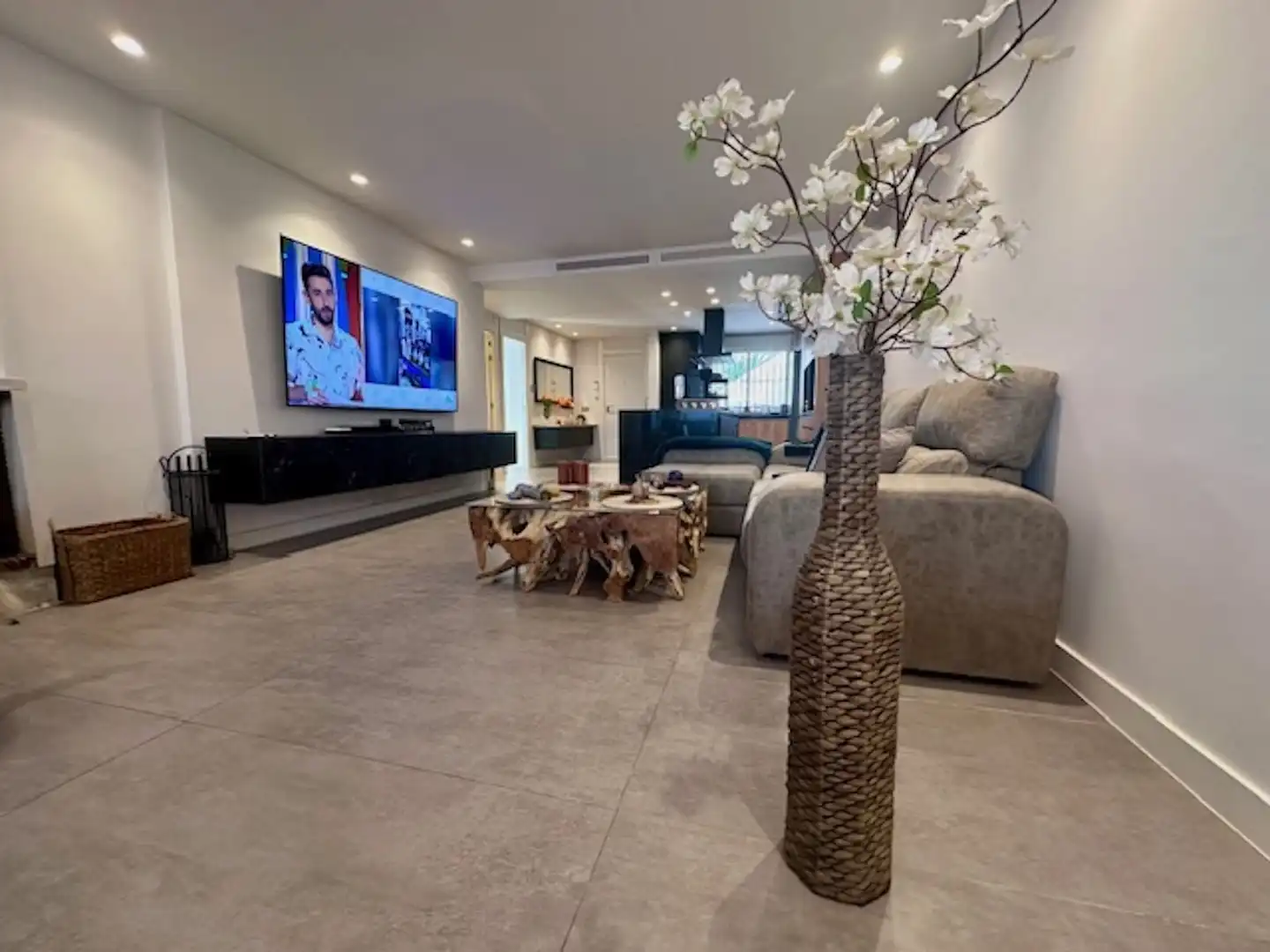 Sala d'estar de Pis en venda en Estepona amb Aire condicionat, Terrassa i Piscina
