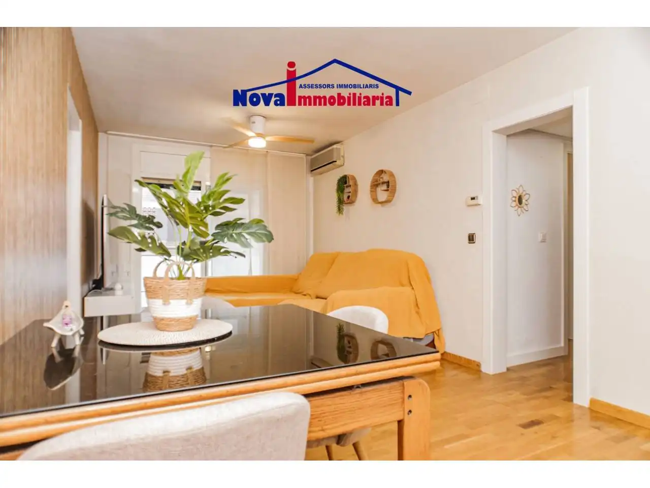Sala de estar de Piso en venta en Sant Boi de Llobregat con Aire acondicionado, Calefacción y Parquet
