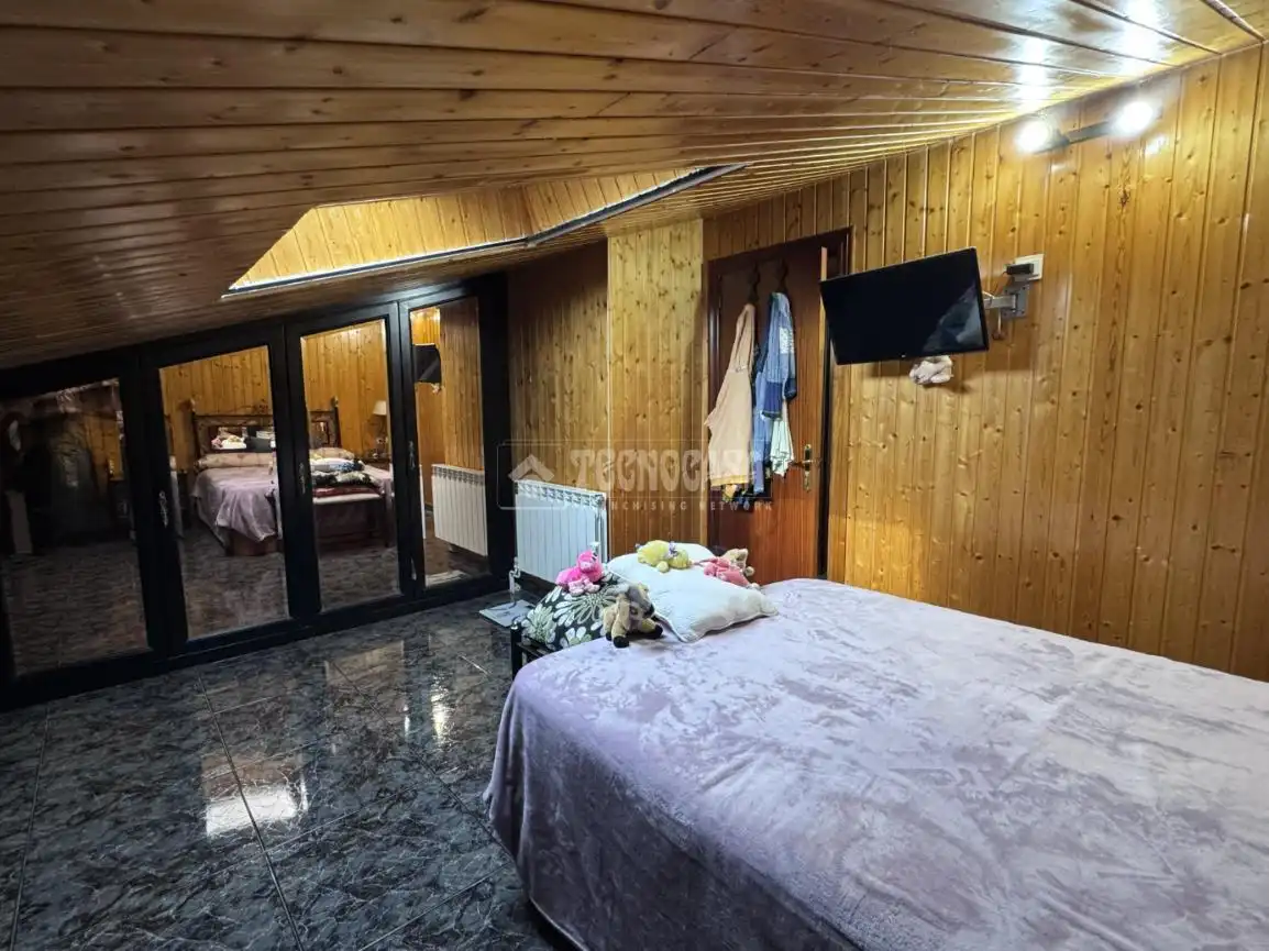 Dormitori de Casa adosada en venda en Villasabariego amb Domòtica i Piscina comunitària