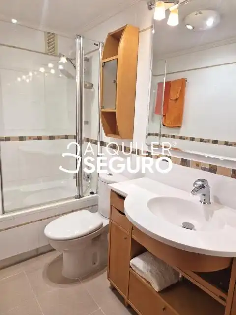 Baño de Piso de alquiler en Leganés con Aire acondicionado, Calefacción y Amueblado