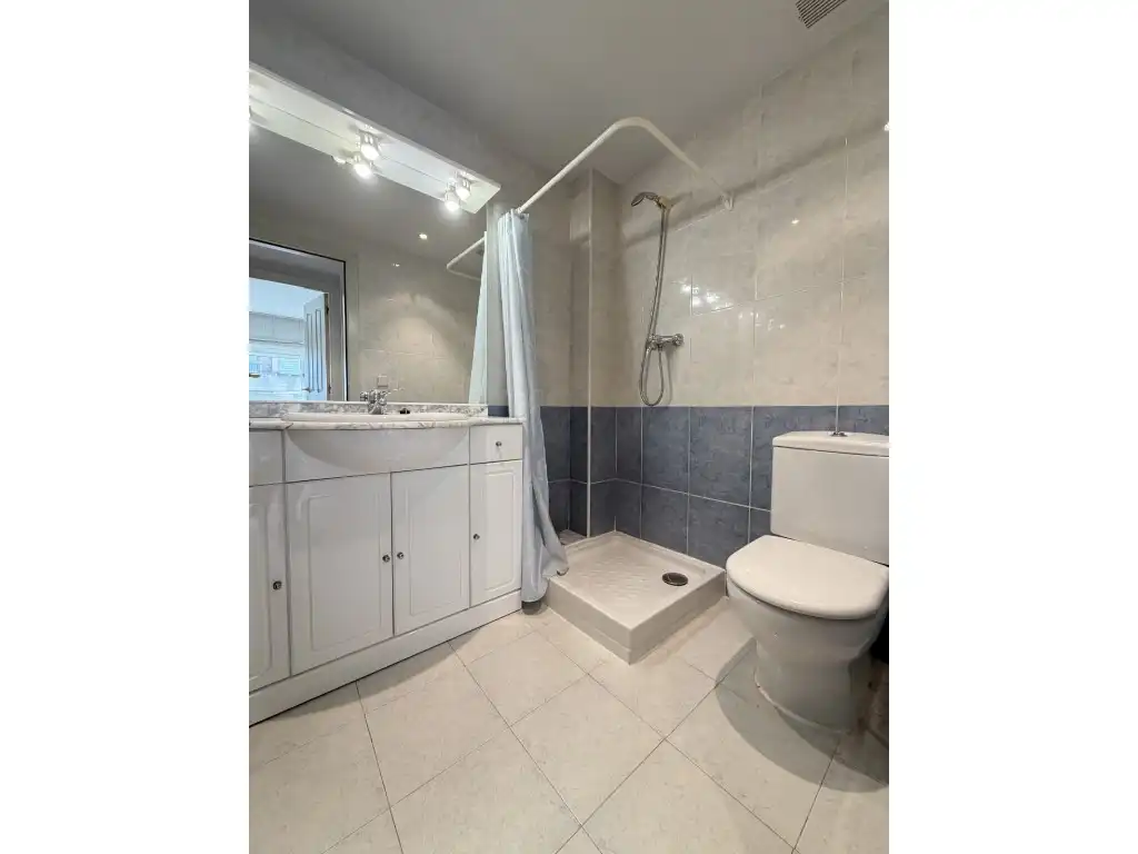 Badezimmer von Wohnung zur Miete in Girona mit Klimaanlage, Ofen und Balkon