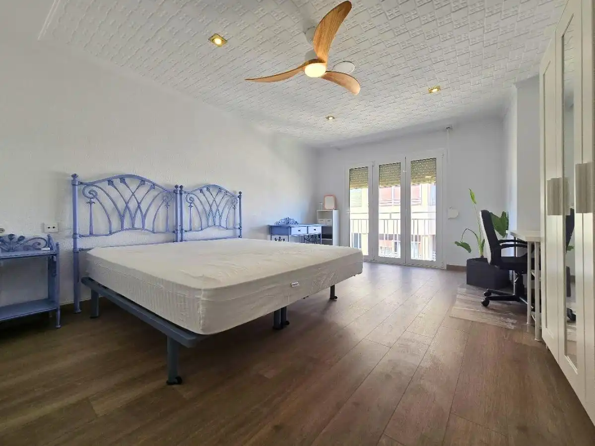Habitación de Piso de alquiler en Elche / Elx con Amueblado y Balcón