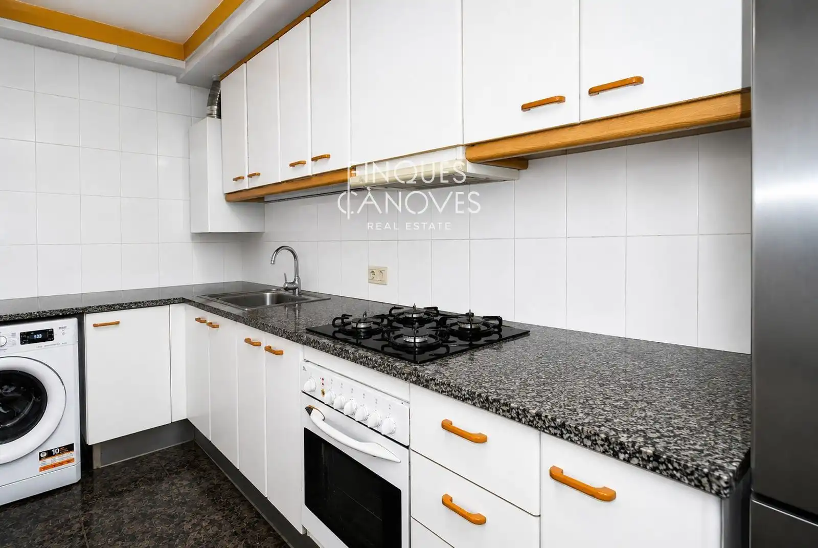 Küche von Wohnung zum Verkauf in Salt mit Heizung, Terrasse und Möbliert