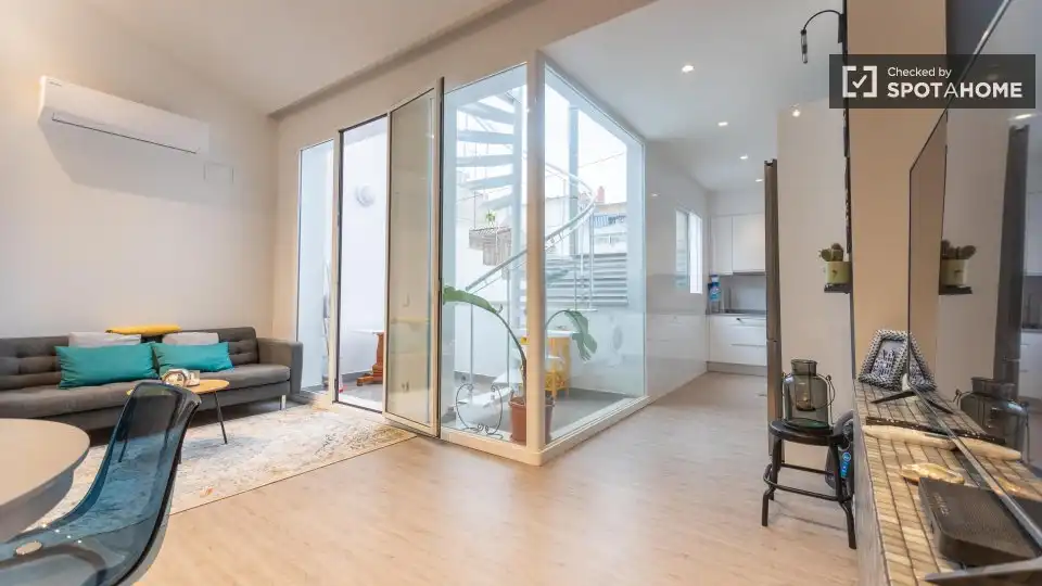 Flat for rent in Valencia  with Air Conditioner, Heating and Furnished