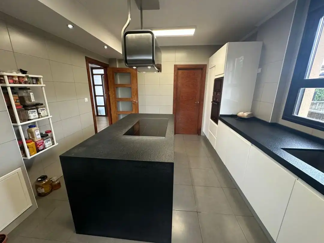 Cocina de Casa o chalet en venta en Elburgo / Burgelu con Calefacción, Jardín privado y Terraza