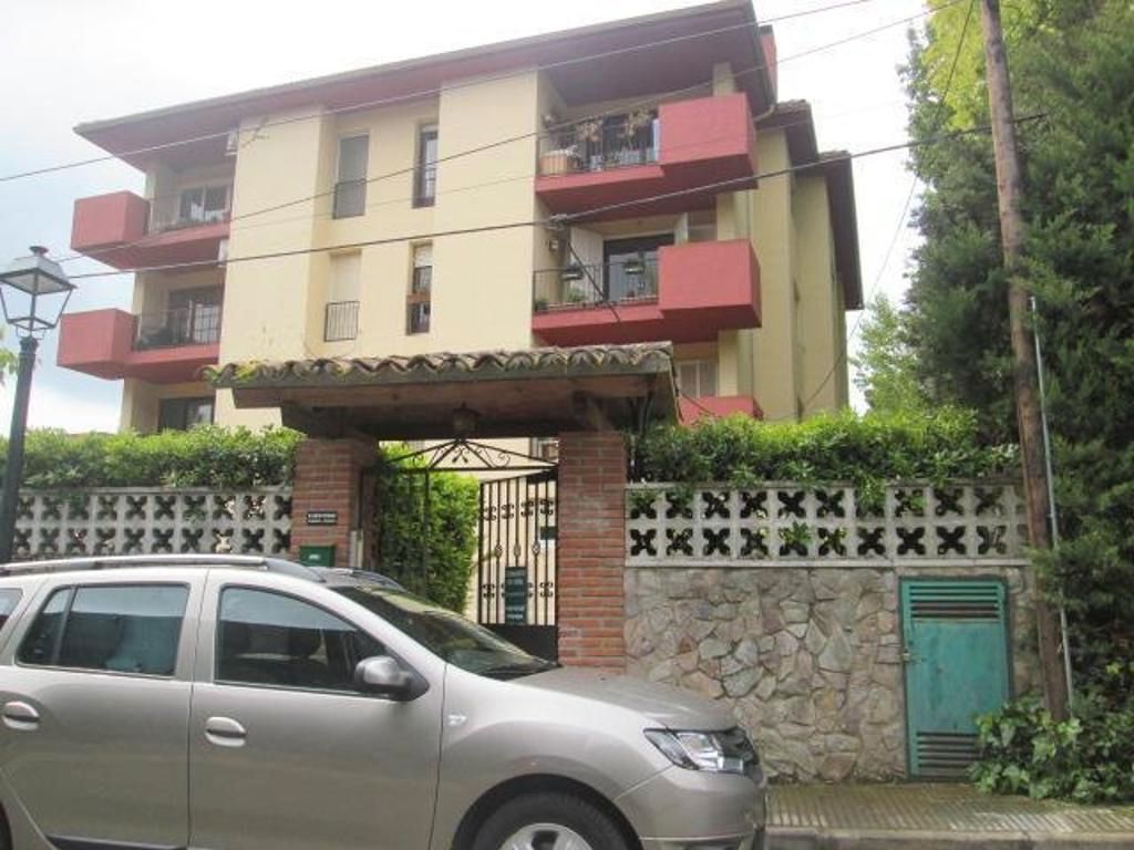 Vista exterior de Pis en venda en Vallgorguina amb Calefacció, Terrassa i Piscina