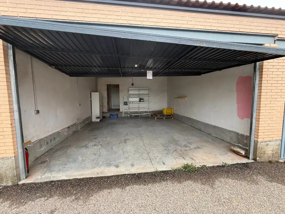 Aparcament de Casa adosada en venda en Garrafe de Torío amb Calefacció, Jardí privat i Parquet