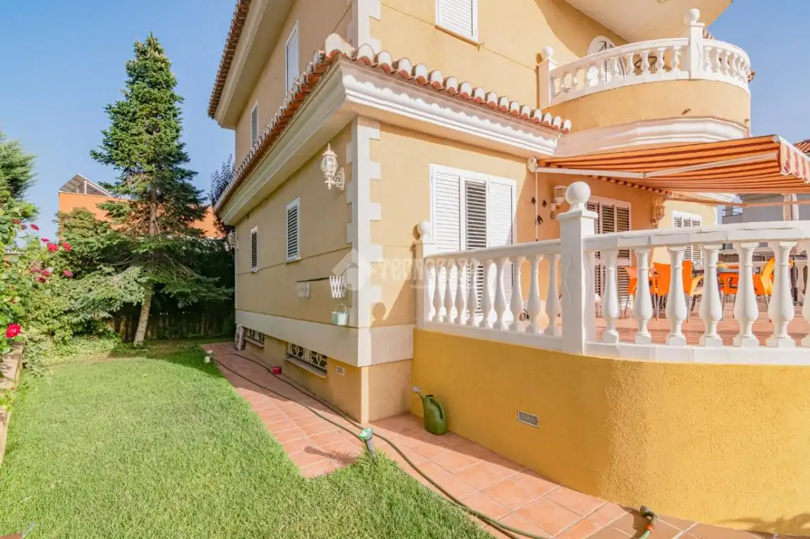 Exterior view of Houses for sale in Cenes de la Vega  with Terrace and Swimming Pool